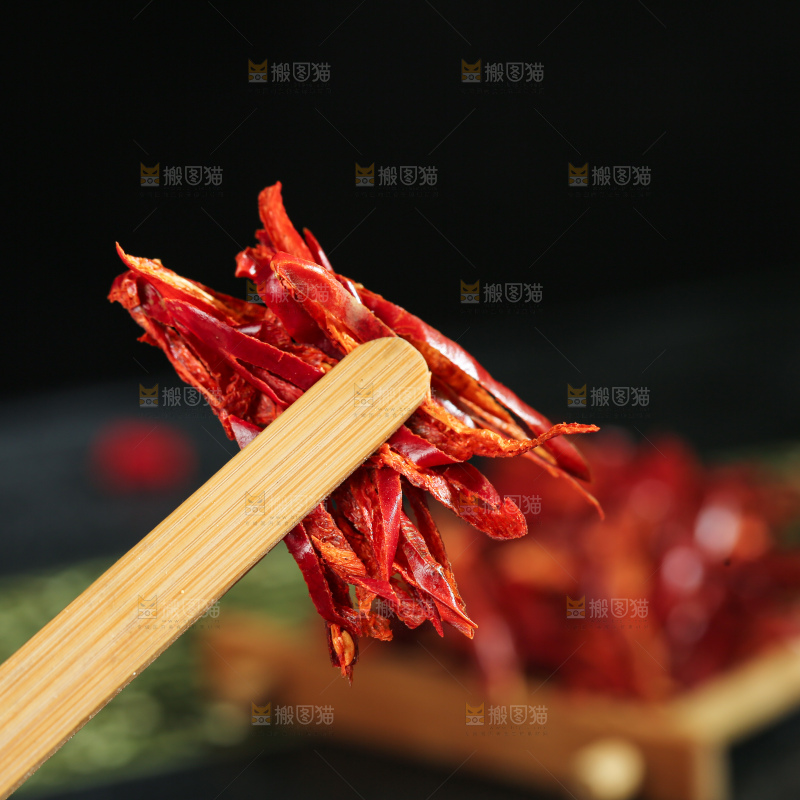 深底上的辣椒丝