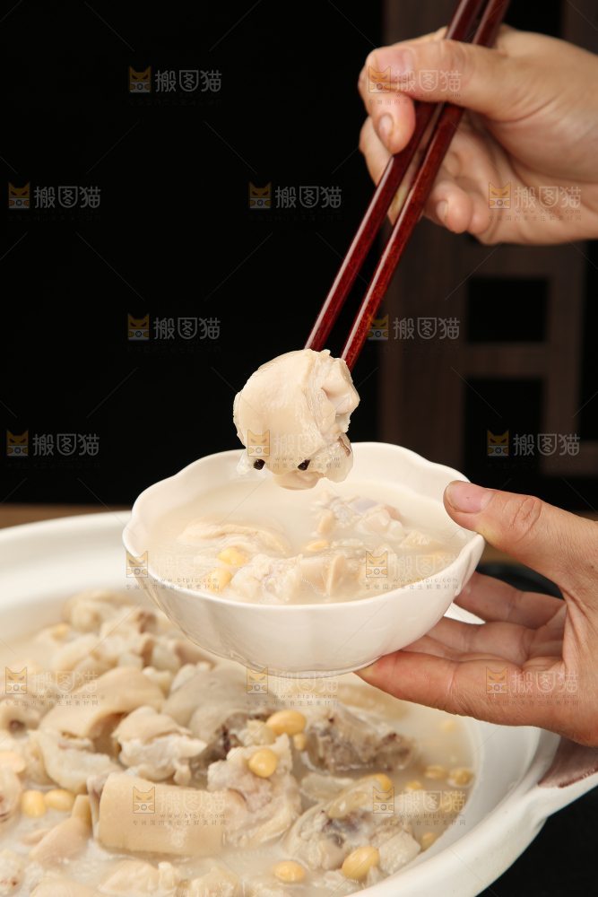 猪蹄炖黄豆