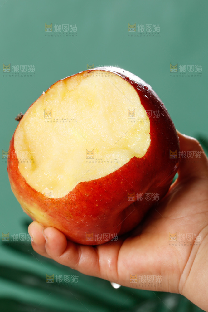 手里拿着红苹果