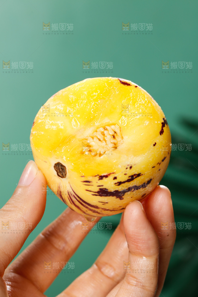 手里拿着石林人参果
