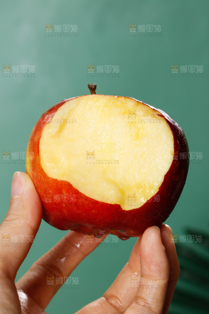 手里拿着红苹果