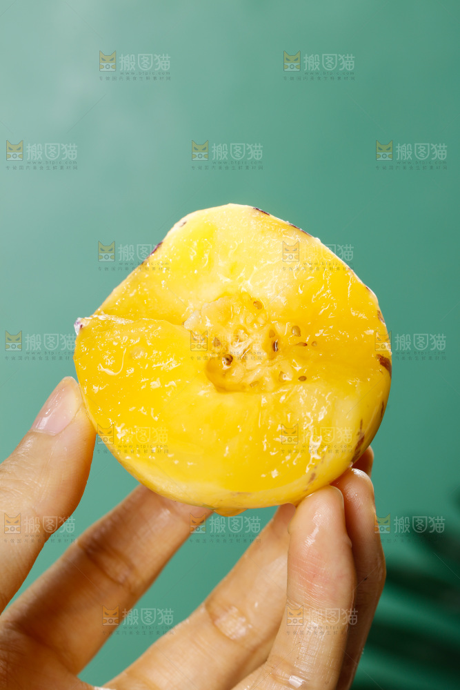 手里拿着石林人参果