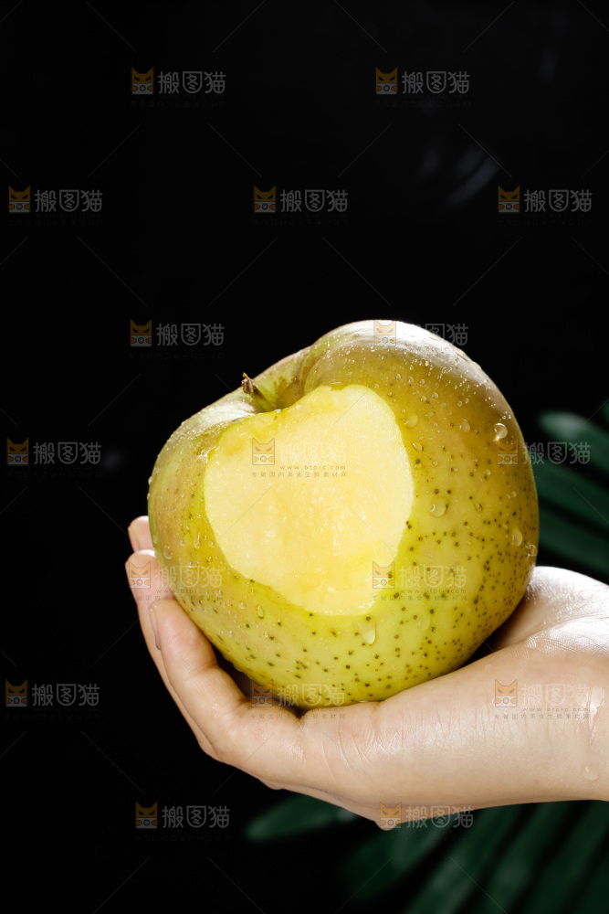 手里拿着青苹果
