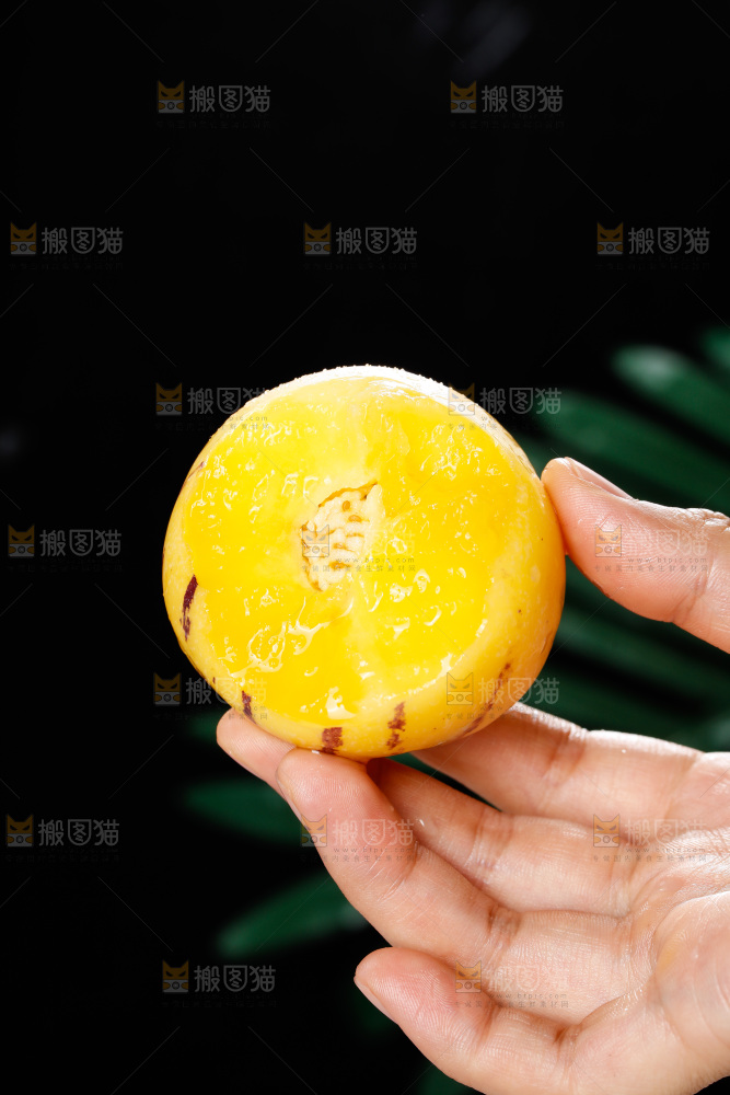 手里拿着石林人参果
