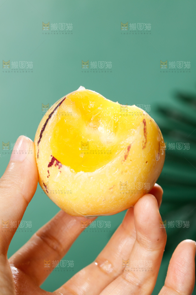 手里拿着石林人参果