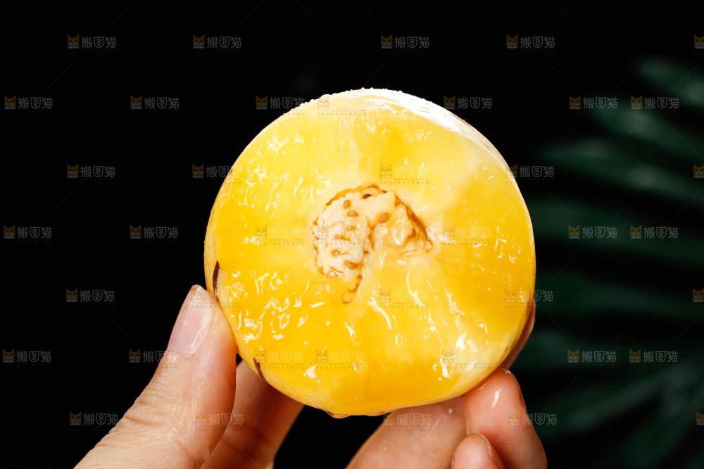 手里拿着石林人参果