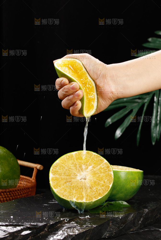 深底上的青皮葡萄柚
