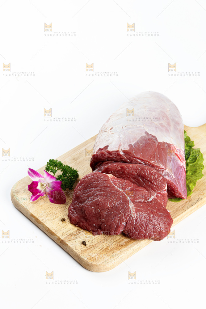 白底上的新鲜牛肉