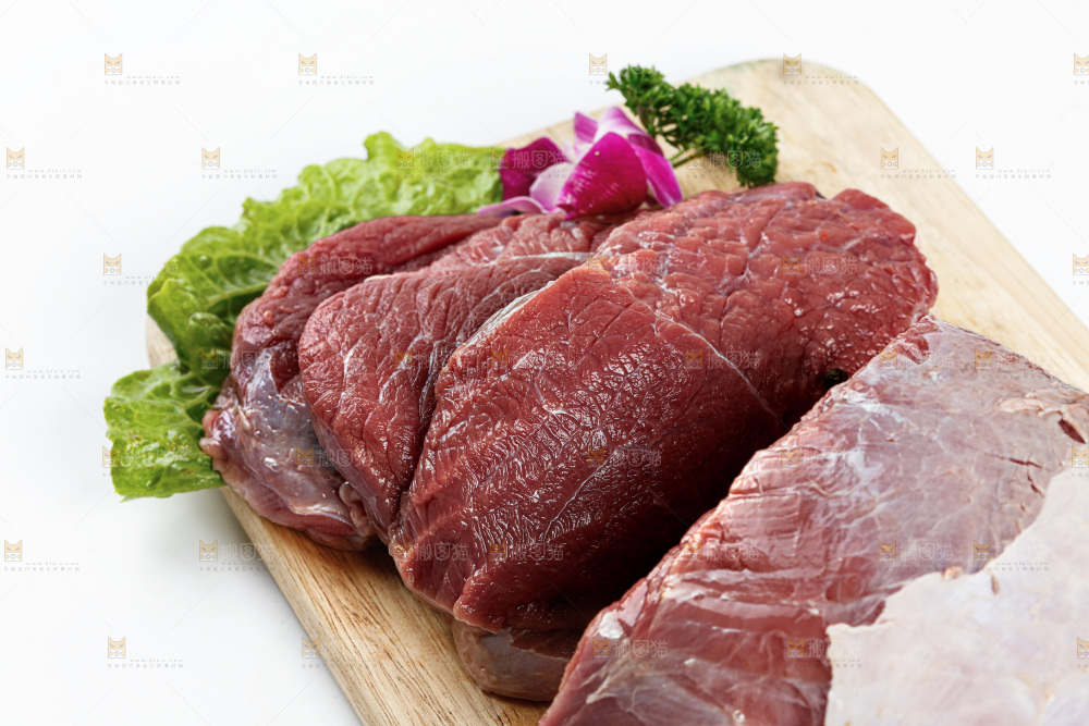 白底上的新鲜牛肉