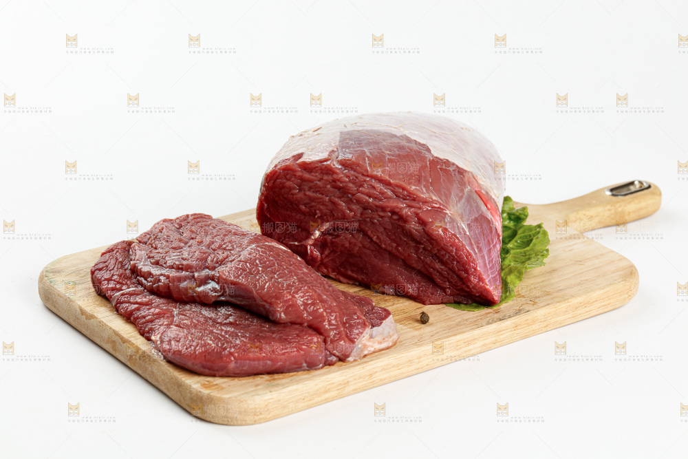 白底上的新鲜牛肉