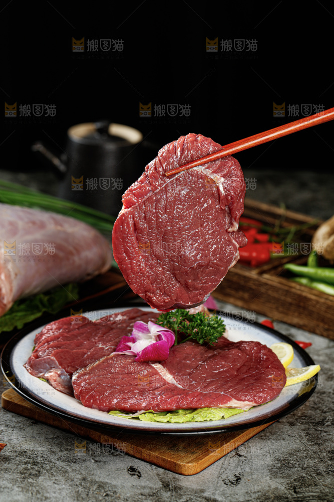 深底上的新鲜牛肉