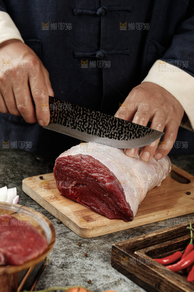 深底上的新鲜牛肉