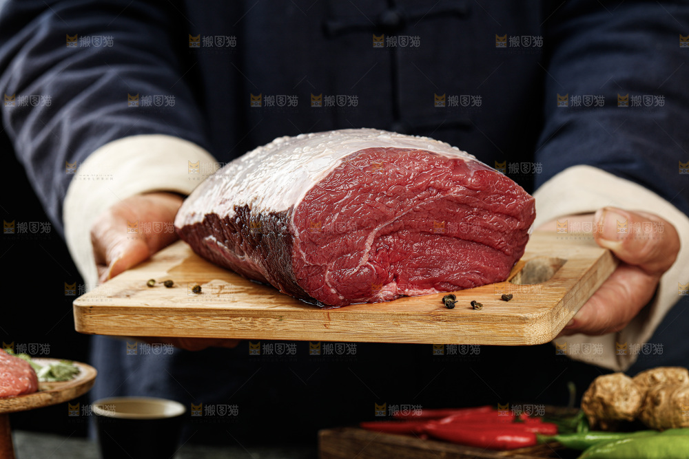 深底上的新鲜牛肉