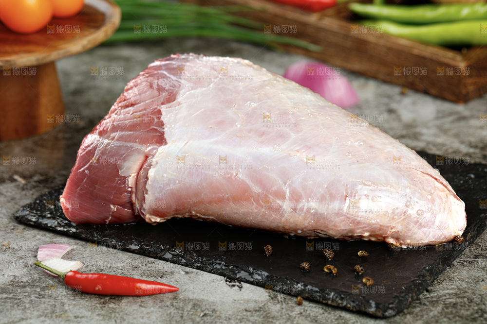 深底上的新鲜牛肉