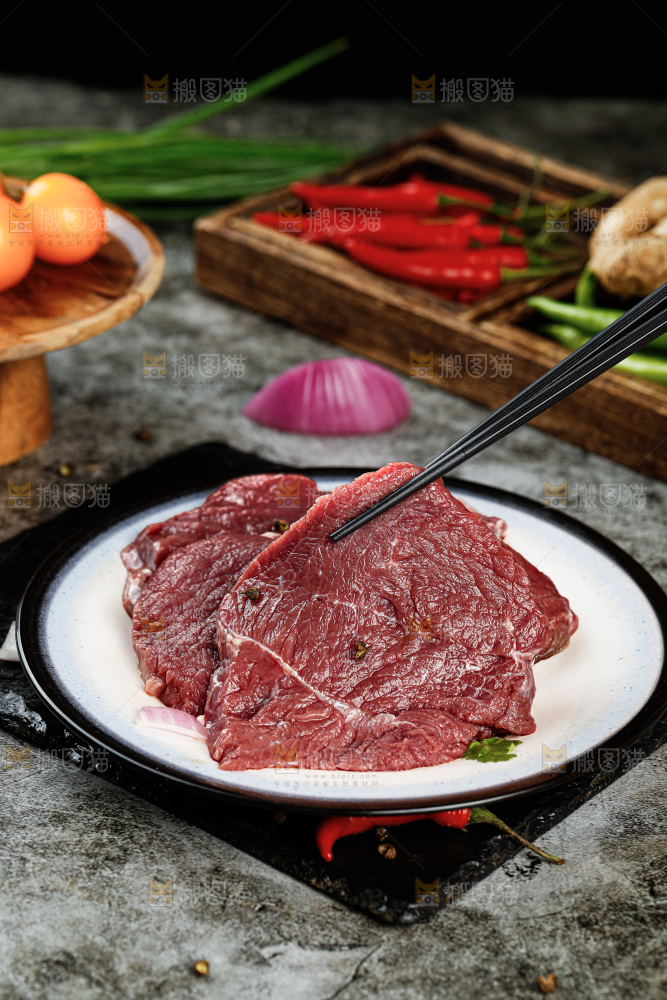 深底上的新鲜牛肉