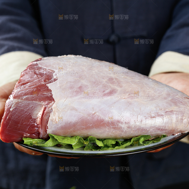 深底上的新鲜牛肉