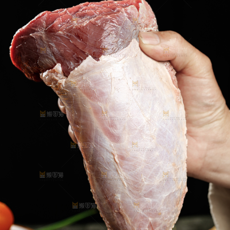 深底上的新鲜牛肉