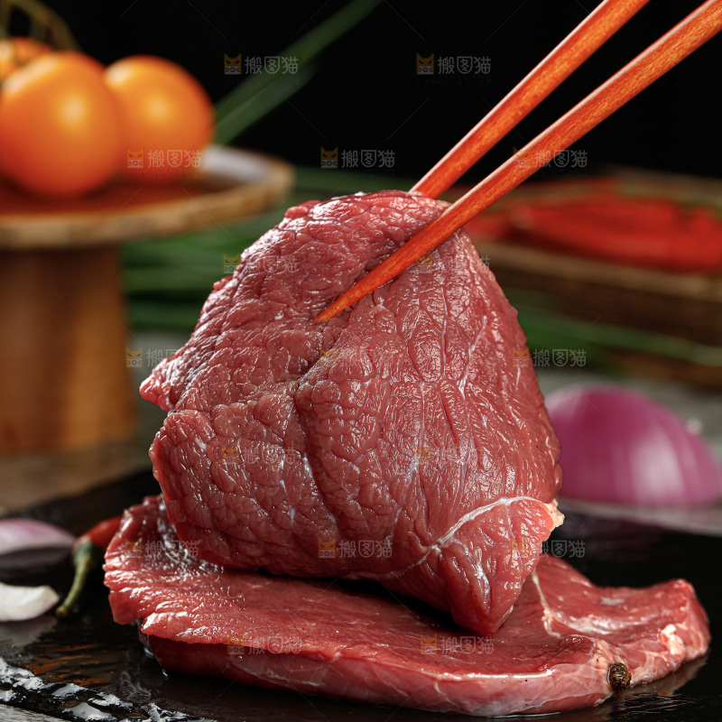 深底上的新鲜牛肉