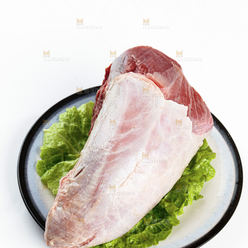 白底上的新鲜牛肉