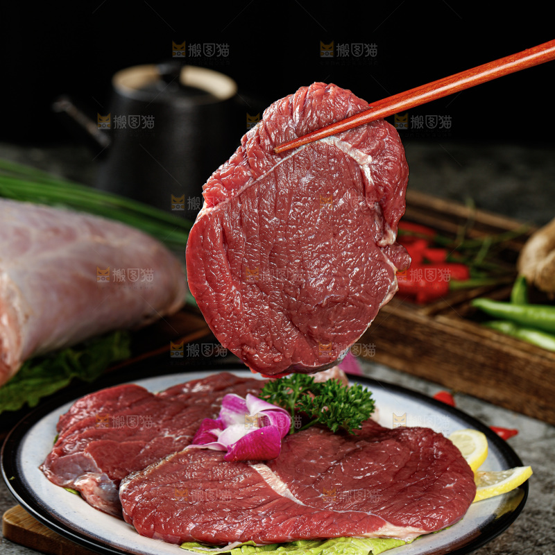 深底上的新鲜牛肉