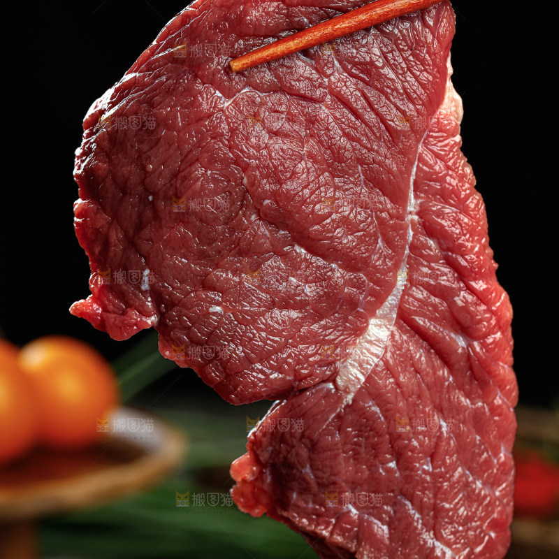 深底上的新鲜牛肉