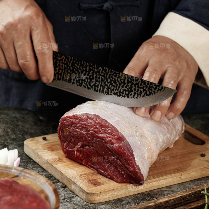 深底上的新鲜牛肉