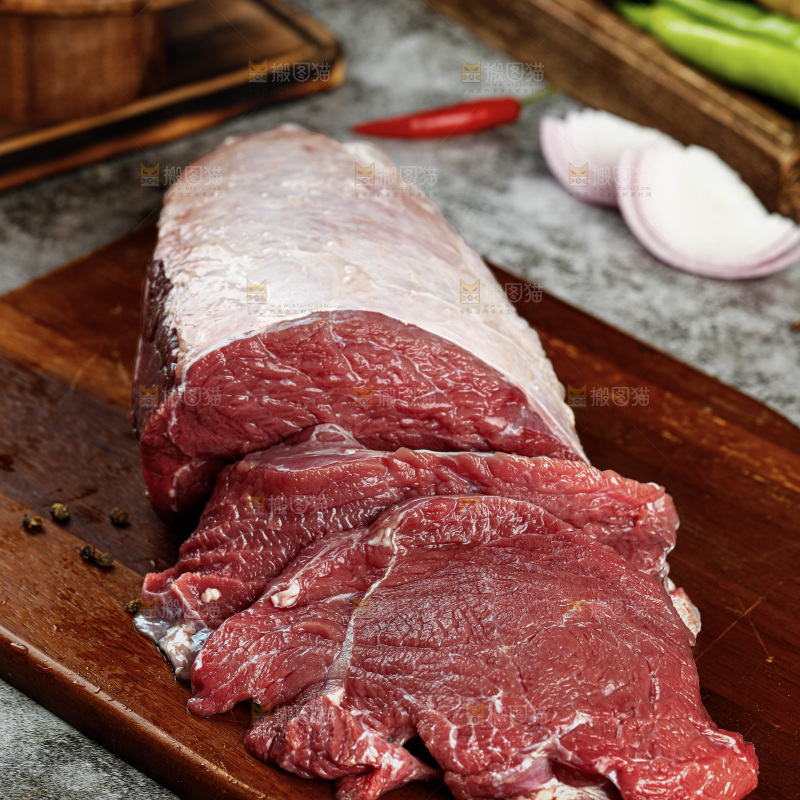 深底上的新鲜牛肉