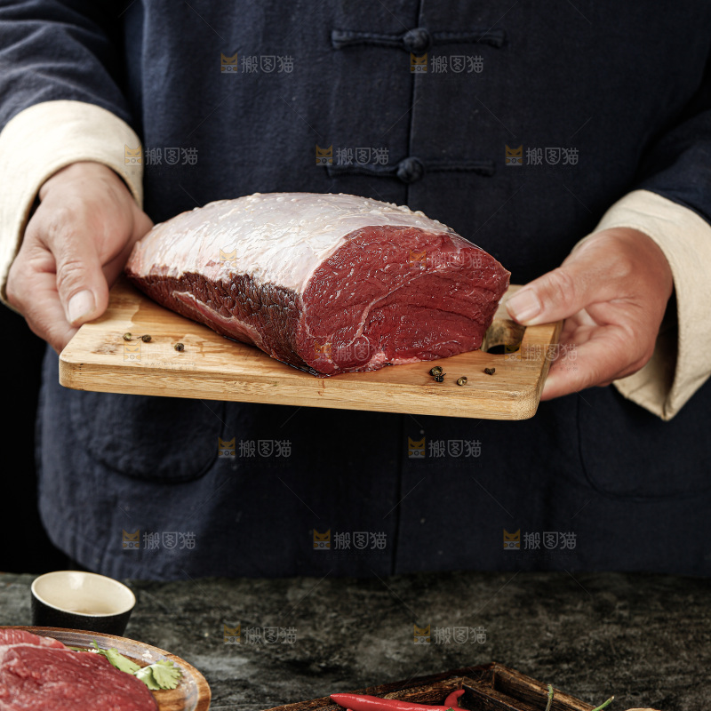 深底上的新鲜牛肉