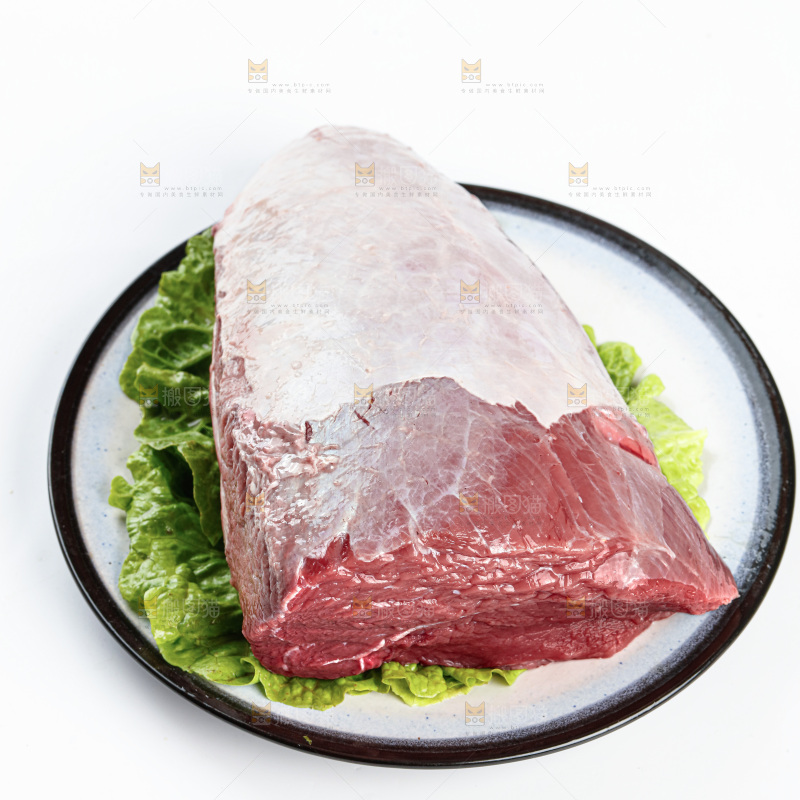 白底上的新鲜牛肉