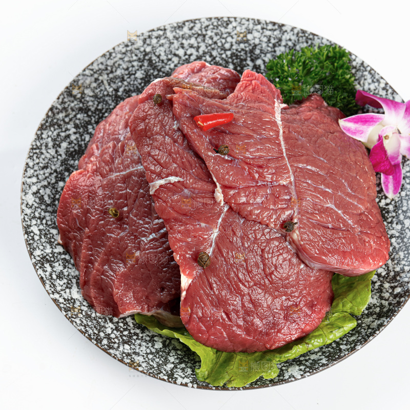 白底上的新鲜牛肉