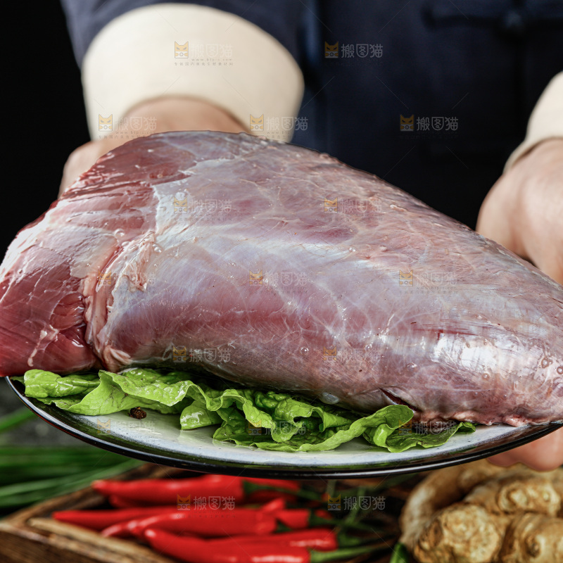 深底上的新鲜牛肉